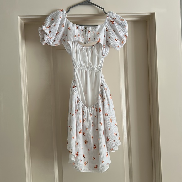 Cute white dress with flowers. - Picture 2 of 3